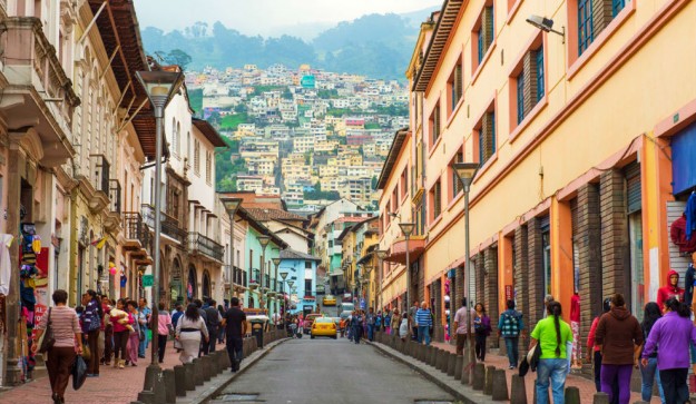 QUITO, ECUADOR. El centro histórico de Quito es un verdadero tesoro. En 1978 fue declarado Patrimonio Cultural de la Humanidad por la UNESCO, siendo una de las primeras ciudades en recibir tal reconocimiento. La capital de Ecuador está asentada en un lugar natural único: entre volcanes andinos y a 2.800 metros sobre el nivel del mar. Recorrer su centro histórico requiere tiempo, mucho tiempo: ocupa 320 hectáreas, lo que le convierte en el más grande de América.