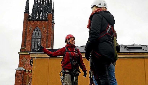 Una emocionante caminata a cuarenta metros de altura explora las azoteas de edificios. Dotados de arneses y cuerdas, los aventureros buscan una mirada atípica de la ciudad europea.