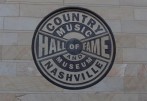 La entrada y logo del Country Music Hall of Fame.