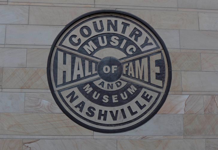 La entrada y logo del Country Music Hall of Fame.